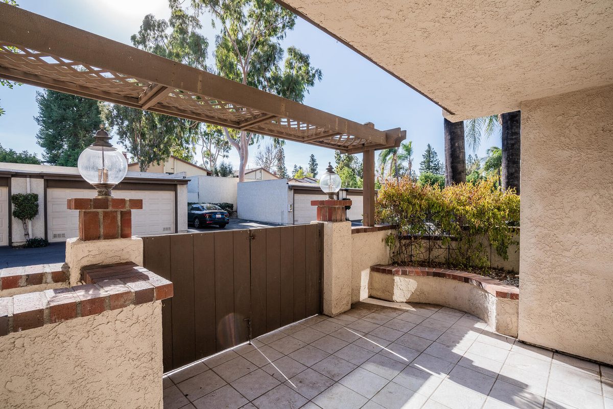 Warner Club Villas lush landscaped grounds — Woodland Hills condos