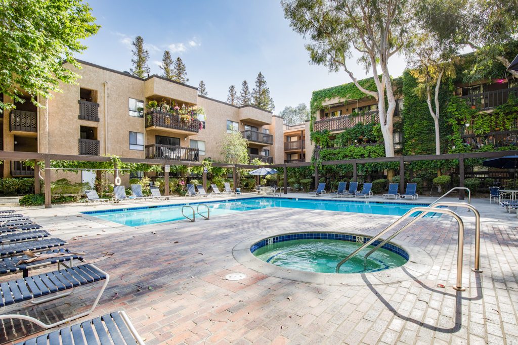 Warner West Burbank Blvd courtyard outdoor seating — Woodland Hills