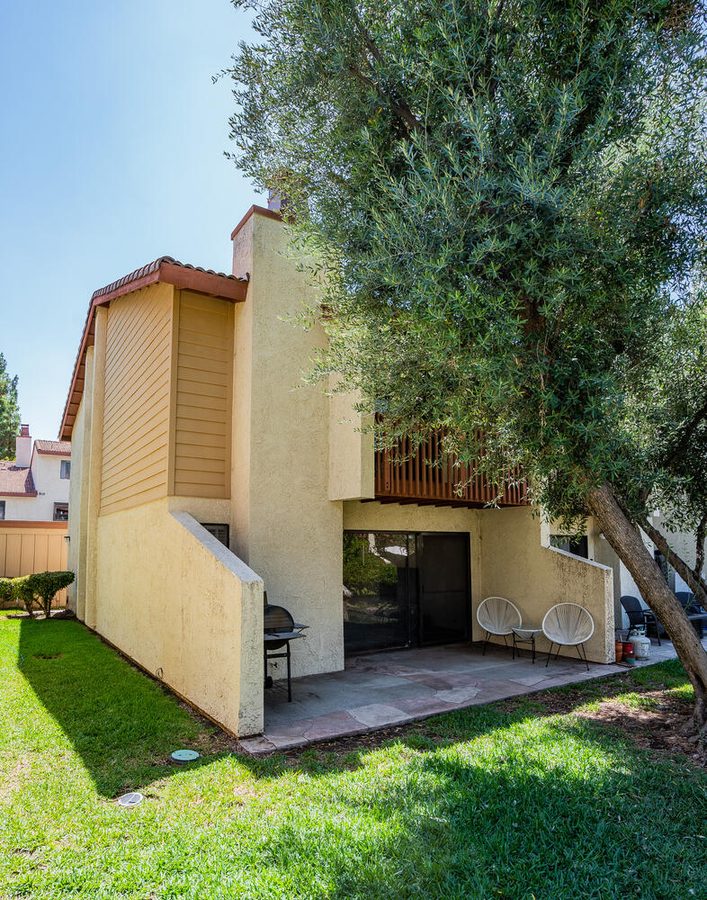 Warner Woodlands Two entrance sign — Woodland Hills condos for sale